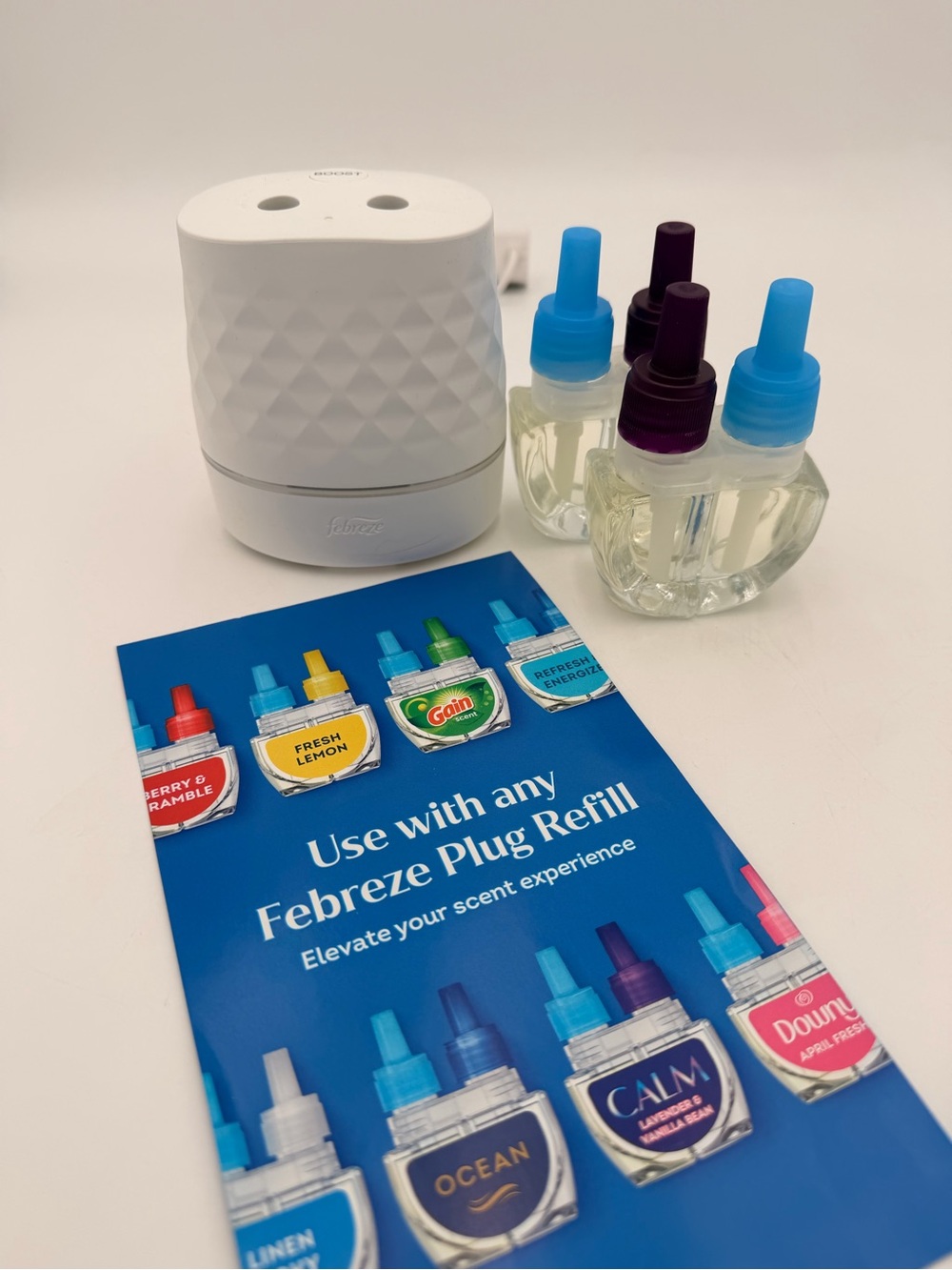 Febreze White Plug-In Air Freshener Diffuser 2 Refills - Picture 6 of 7